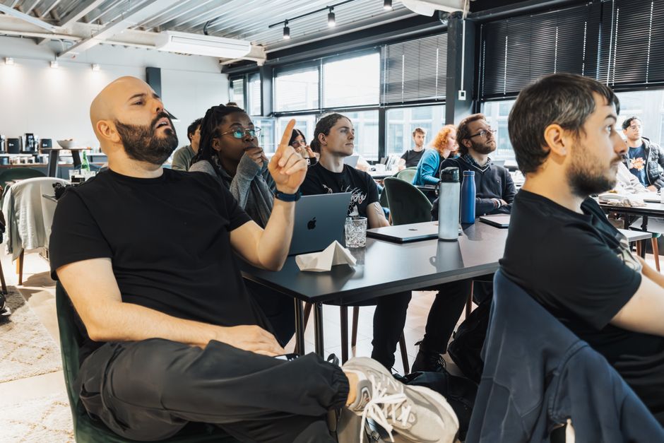 Teilnehmende erhalten Feedback und planen nächste Schritte für ihr digitales Marketing