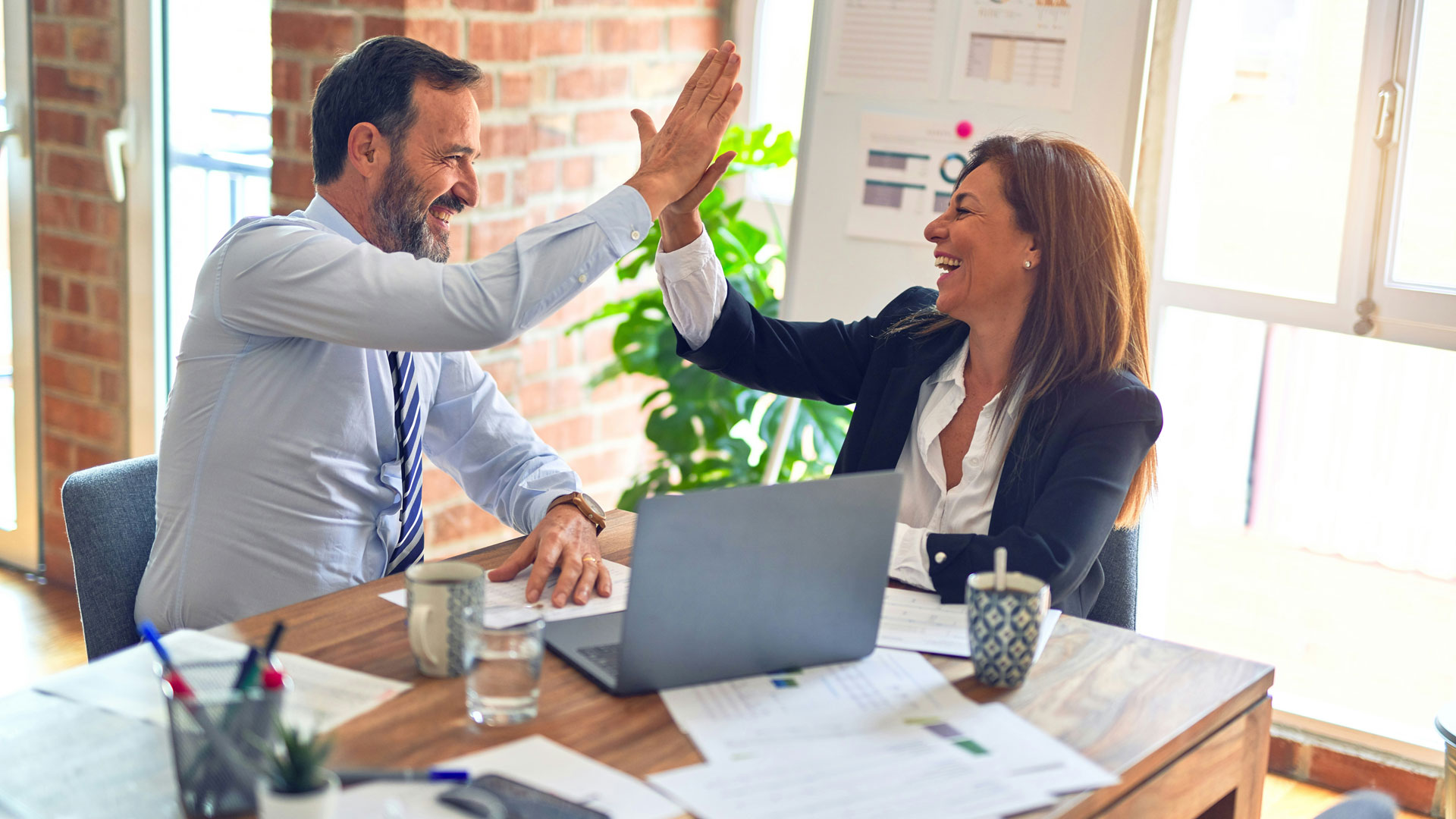 Dozent gibt Feedback in einem Digital-Marketing-Kurs